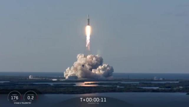 SpaceX重型猎鹰火箭升空 系首次商业发射