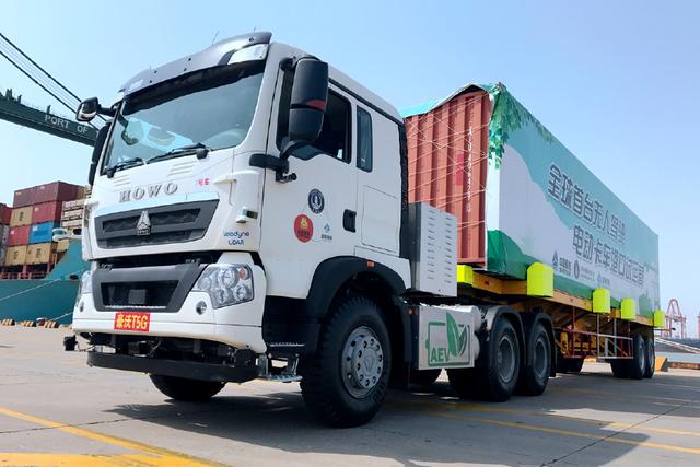 天津港无人驾驶卡车装卸整条船舶近4000个集装箱