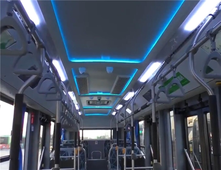 郑州智能公交车开始运营：具有无人驾驶和语音控制功能