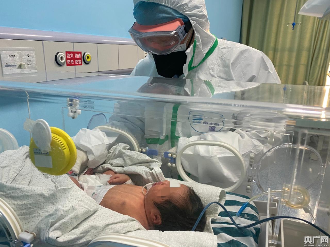 武汉出生30小时新生儿确诊 专家:或存母婴垂直传播