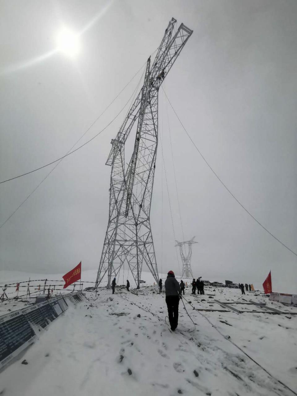新纪录！世界海拔最高500千伏输电铁塔在西藏完成组立