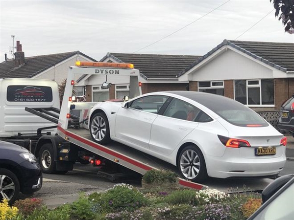 车主曝特斯拉Model 3行驶途中方向盘脱落：新车刚买一个月