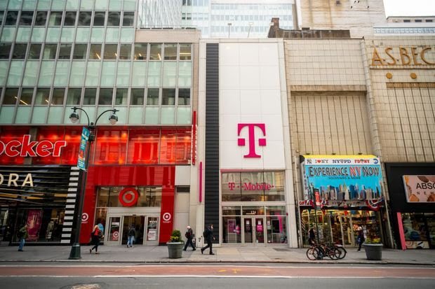 美国电信巨头T-Mobile及AT&T均计划裁员数千人