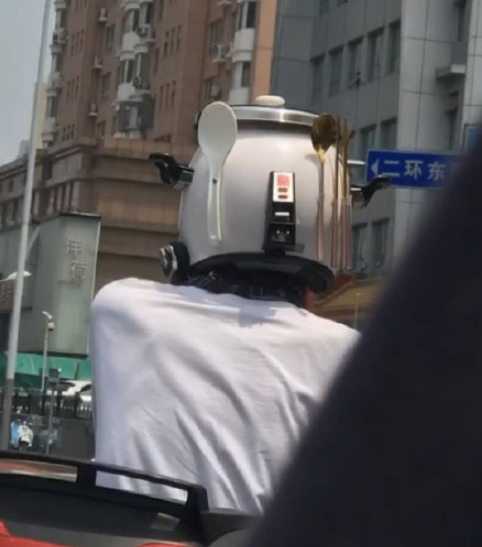 电饭锅头盔上热搜 交警回应：不安全