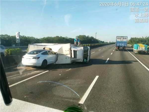 辅助驾驶不管用高速撞上大货车？特斯拉新专利将提高系统障碍物识别能力