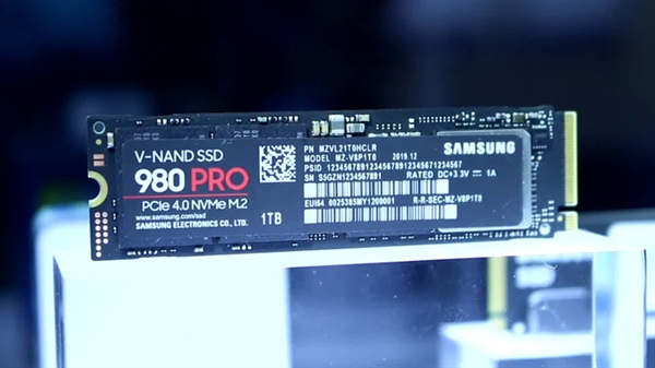 消费级MLC的最后明珠！最强PCIe 4.0固态硬盘来了