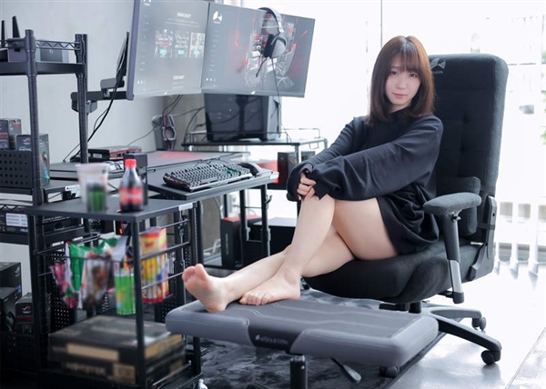 日本超人气Coser伊织萌拍摄电竞椅代言美照 女孩子打游戏也超猛