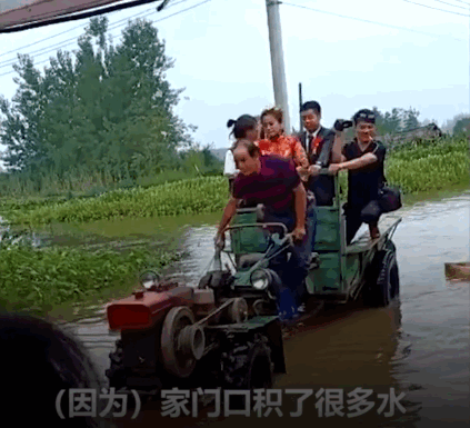 真乘风破浪！暴雨积水封路 湖北一新郎用手扶拖拉机当婚车迎娶新娘