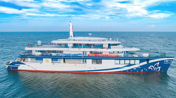 国产首艘装载”中国芯”油电混合大型滨海观光船交付