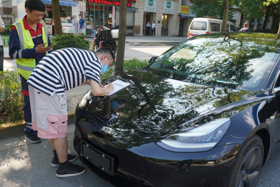 8 月 16 日，首位拼多多“限时秒杀”频道团购车主在上海顺利提车。（徐建摄）