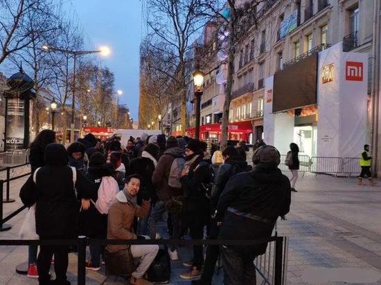 小米在香榭丽舍大街的门店开业，米粉凌晨来排队