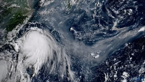 卫星捕捉到台风旋转与火山喷发碰撞：画面罕见