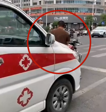 摩托车故意阻挡救护车  广东男子被罚1900元、扣13分