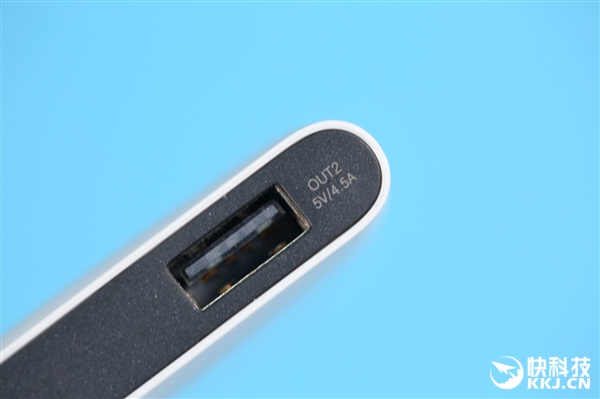 魅族超充USB-C移动电源图赏：极致轻薄 比手机还小一圈