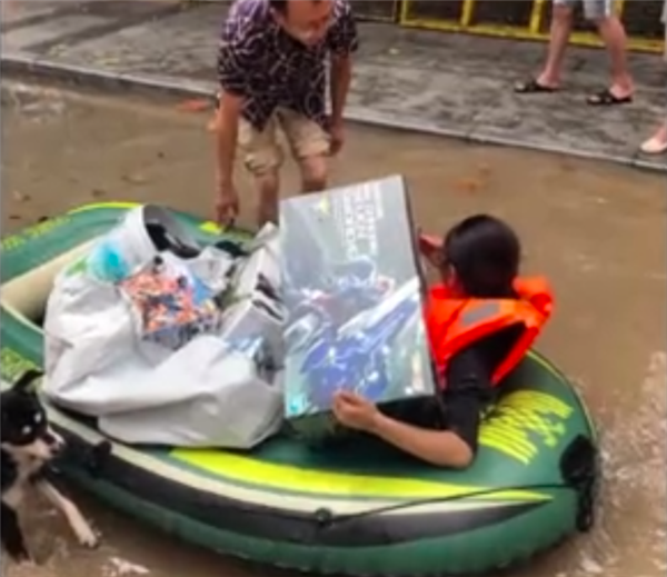 重庆女孩洪水中救出男友心爱的高达 网友：很感动但安全第一