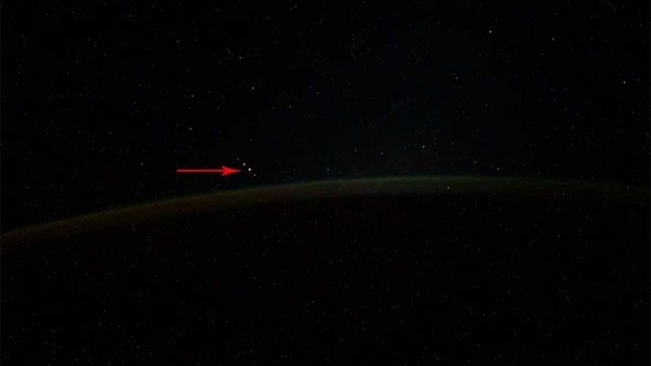 宇航员太空中拍摄极光时发现UFO：实为SpaceX星链卫星