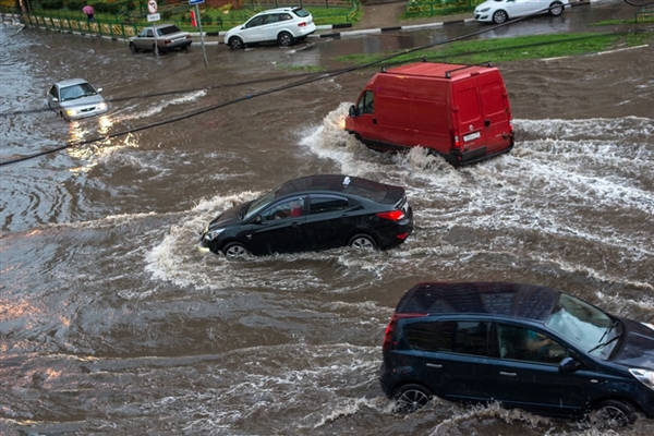 国内多地暴雨来袭！汽车不幸被淹怎么办？这件事一定不能做