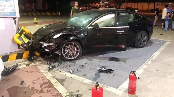 上海一特斯拉Model 3失控撞进加油站！网友评论亮了