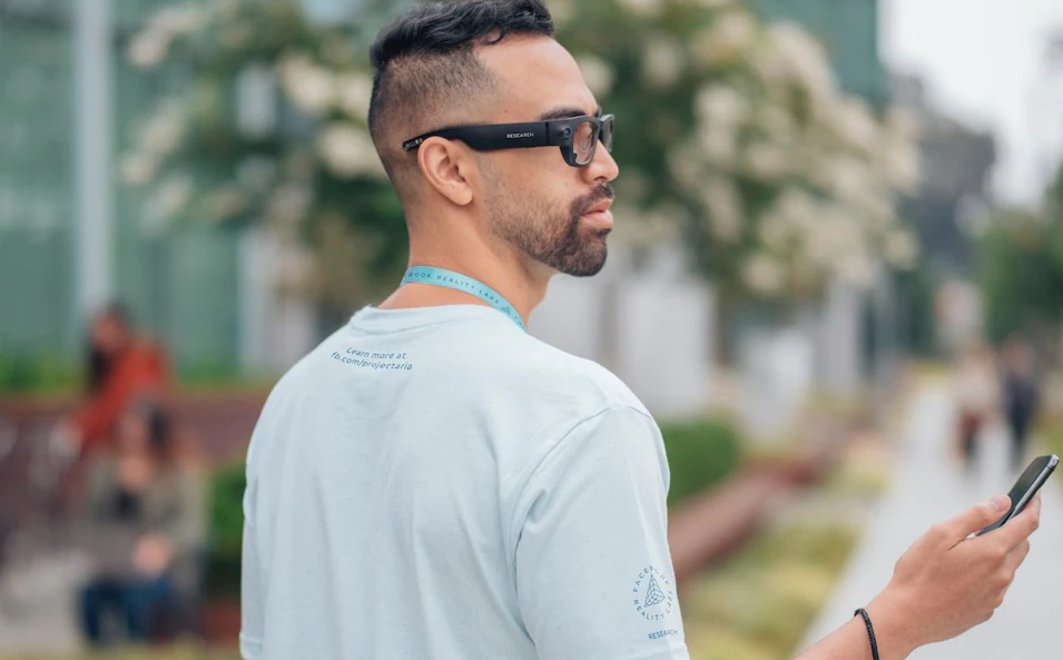 Facebook与雷朋合作生产智能AR眼镜 预计2021年上市