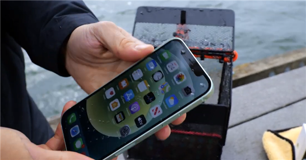 iPhone 11/12对比测试：9米水下浸没20多分钟后均完好无损