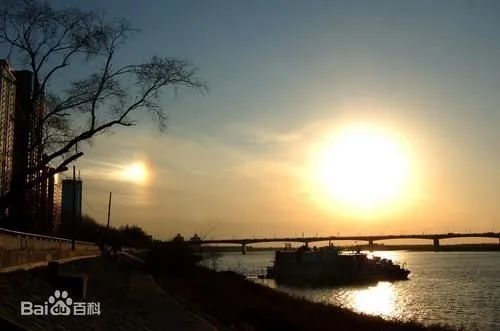 活久见！天空惊现三个太阳