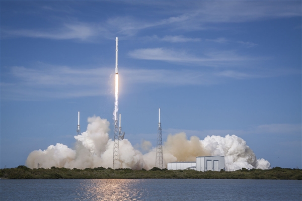 SpaceX龙飞船成功发射  NASA首次使用私企商业航天器运送宇航员