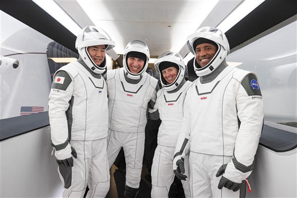 SpaceX龙飞船成功对接国际空间站 四位宇航员开启6个月的太空之旅