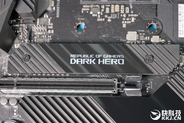 唯一无南桥风扇的X570主板！ROG CROSSHAIR VIII DARK HERO图赏