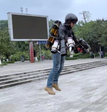 中国版 “钢铁侠”！男子自制喷气飞行背包：马力600匹 可飞5分钟
