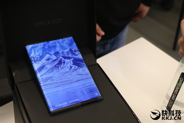 OPPO X 2021卷轴屏概念机现场图赏：科幻中的手机来了