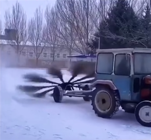 东北一高校自制风火轮“扫雪车”：10把扫帚疯狂旋转！