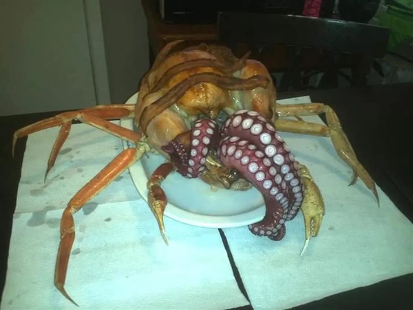 迷妹制作克苏鲁式感恩节晚餐：火鸡、螃蟹、章鱼合体！画面辣眼