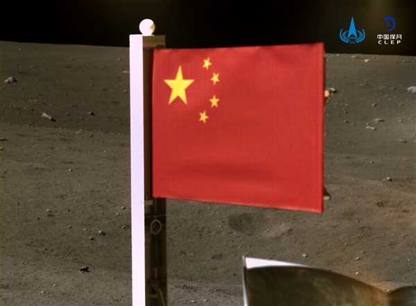 嫦娥五号月球树立五星红旗后 网友开始怀疑美国登月造假：旗子不对劲
