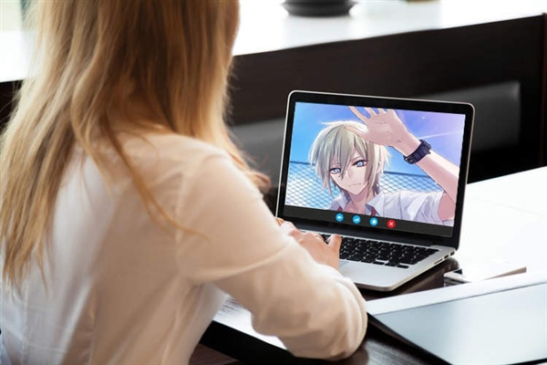 为了线上面试不紧张 日本女孩作“恋爱游戏”字幕板引围观