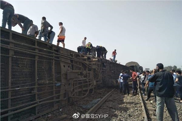 突发！埃及火车脱轨：死伤上百人