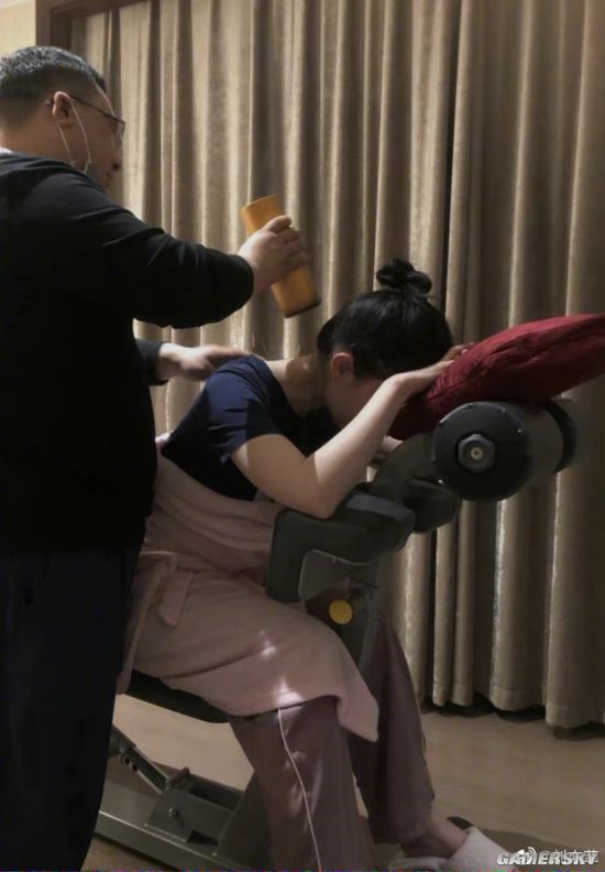 刘亦菲晒深夜做针灸照片 后脖颈插满细针