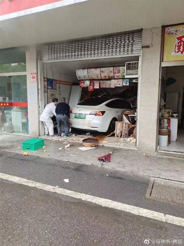 江苏一特斯拉“失控”冲进街边馒头店！现场一片惨烈