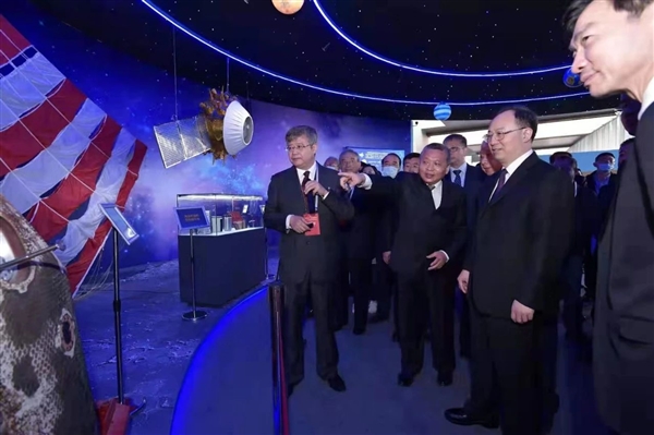嫦娥五号月球样品第一次走出北京：显微镜下的神奇世界