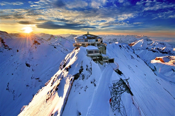 法国萨瓦省阿尔卑斯山区发生雪崩：已致7人丧生