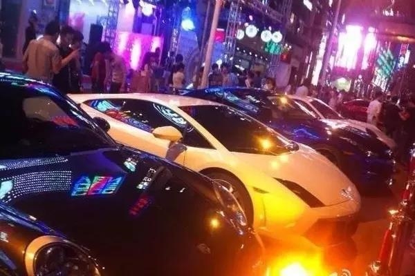 酒吧醉酒女子爬兰博基尼车顶蹦迪！结果太惨 车损28万元