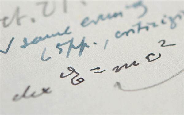 爱因斯坦亲笔信拍出770万元 写有著名E=mc2方程