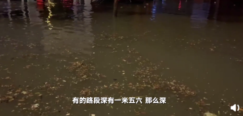 濮阳遇强降雨 有市民街上游泳：积水最深处能达1米6