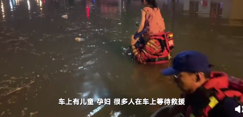 濮阳遇强降雨 有市民街上游泳：积水最深处能达1米6