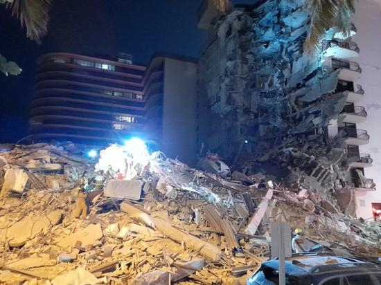 美国一公寓倒塌至少99人失踪 现场一片狼藉：公寓楼坍塌原因不明