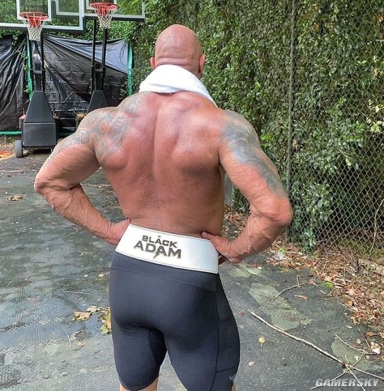 巨石强森透露《黑亚当》一周后拍完 晒肌肉背影照