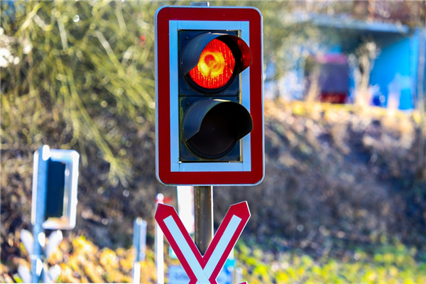 跟着大车“误”闯红灯：可以免罚吗？