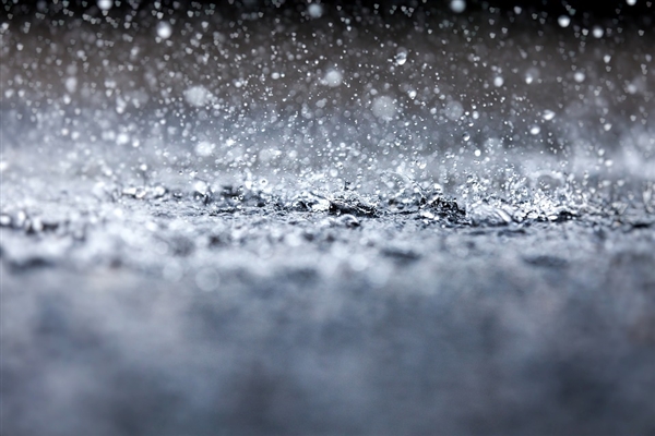 中央气象台发布暴雨橙色预警：河北暴雨街头成河 市民抱树自救