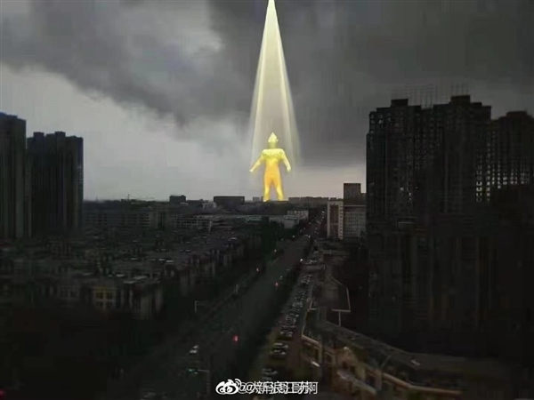 南京一秒变天黑 画面感受下：被网友PS成科幻战场