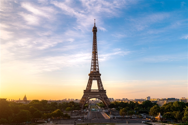 法国埃菲尔铁塔时隔9个月重新开放：损失超9亿元
