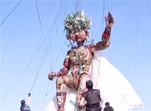 继巨型恐怖人脸后！东京奥运会再现另类艺术作品：10米高牵线木偶